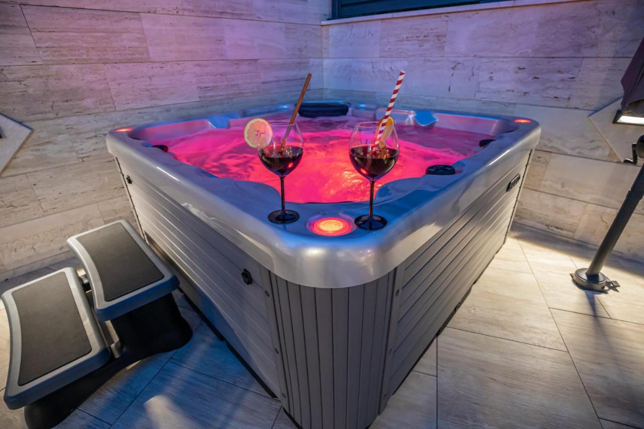 Villa Marassi With Heated Pool, Hot Tub And Sauna 크리크베니카 외부 사진