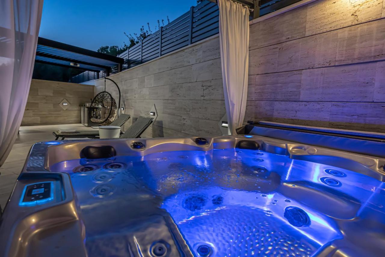 Villa Marassi With Heated Pool, Hot Tub And Sauna 크리크베니카 외부 사진
